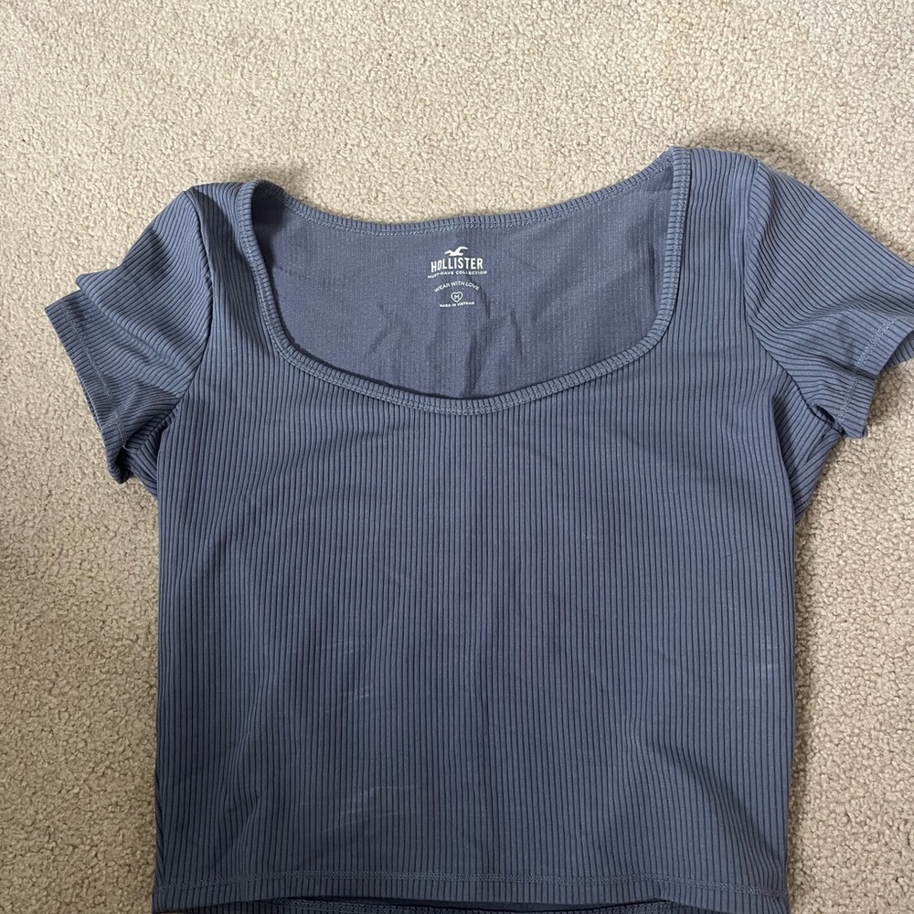 Hollister Women's Blue Ribbed Tee